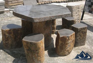 Bộ bàn ghế đá chất liệu tự nhiên luôn bền đẹp, chắc chắn