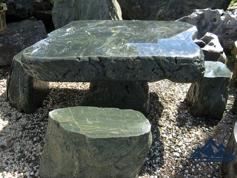 Bộ bàn ghế đá xanh được dùng để tiếp khách